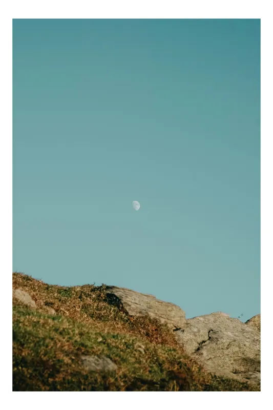Tablou Canvas, "Luna meditând deasupra colțului stâncos", Cer, Lună, Stânci, Iarbă, Azuriu, Natură, Calm, Seninătate, 50 x 50 cm