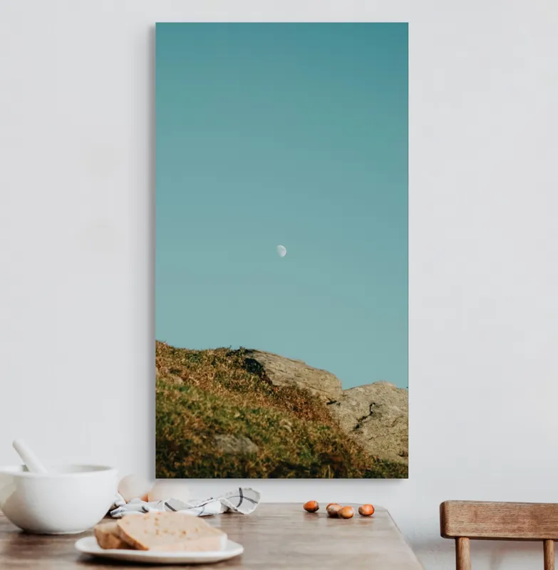 Tablou Canvas, "Luna meditând deasupra colțului stâncos", Cer, Lună, Stânci, Iarbă, Azuriu, Natură, Calm, Seninătate, 50 x 90 cm – poza 3