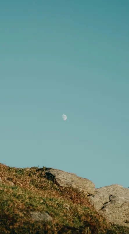 Tablou Canvas, "Luna meditând deasupra colțului stâncos", Cer, Lună, Stânci, Iarbă, Azuriu, Natură, Calm, Seninătate, 50 x 90 cm – poza 2