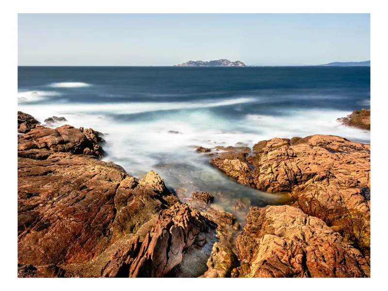 Tablou Canvas, "Pânza timpului peste stâncile marine", Roșu, Piatră, Ocean, Valuri, Cer, Insulă, Lumină, Linie, Orizont, Calm, Contrast, Textură, 150 x 100 cm
