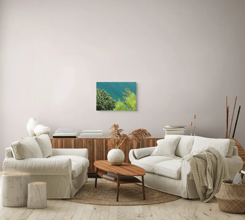 Tablou Canvas, "Brazi pe malul mării albastre", Copaci, Verdeață, Apă, Albastru, Natură, Frunze, Vară, Lumină, 54 x 39 cm – poza 5