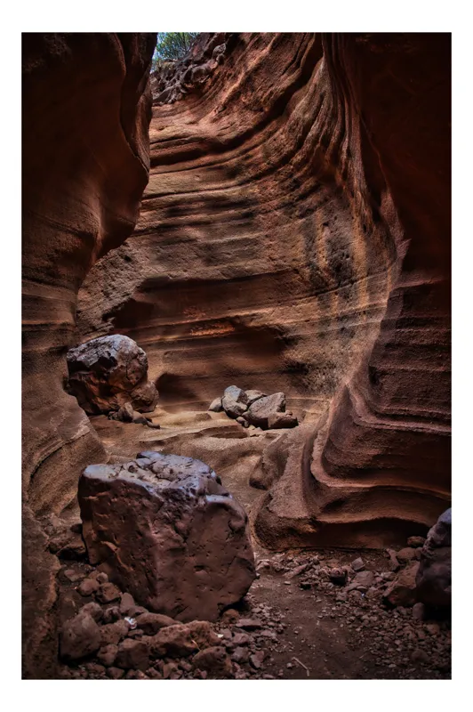 Tablou Canvas, "Pereții sculptați ai canionului roșu", Canyon, Stânci, Umbre, Texturi, Roci, Eroziune, Natură, Straturi, Culori, Lumină, 50 x 90 cm