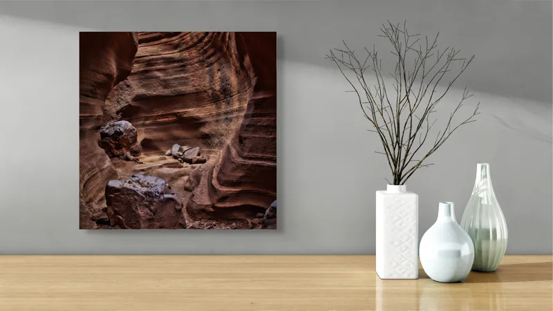 Tablou Canvas, "Pereții sculptați ai canionului roșu", Canyon, Stânci, Umbre, Texturi, Roci, Eroziune, Natură, Straturi, Culori, Lumină, 50 x 50 cm – poza 3