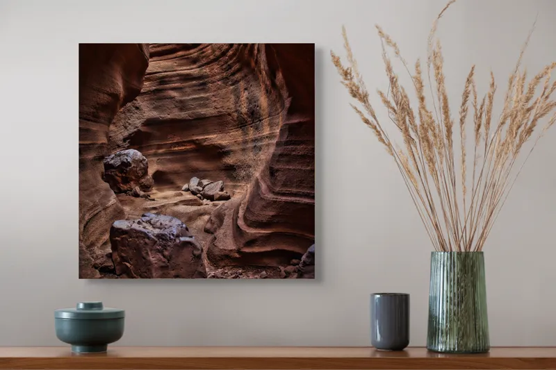 Tablou Canvas, "Pereții sculptați ai canionului roșu", Canyon, Stânci, Umbre, Texturi, Roci, Eroziune, Natură, Straturi, Culori, Lumină, 50 x 50 cm – poza 4