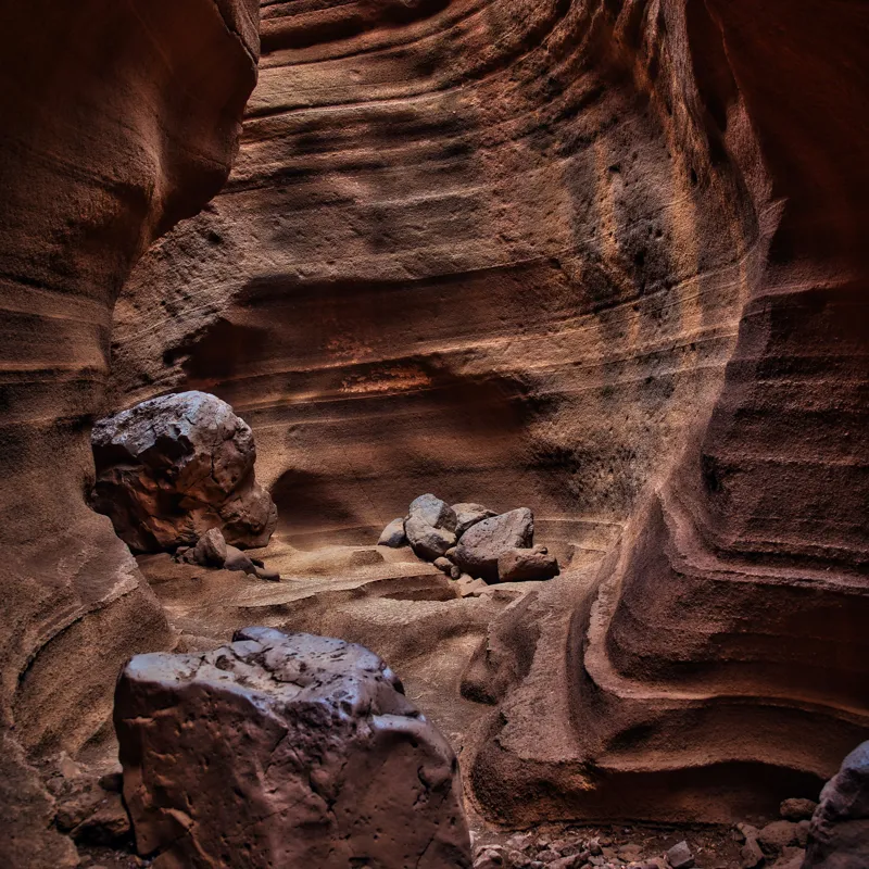 Tablou Canvas, "Pereții sculptați ai canionului roșu", Canyon, Stânci, Umbre, Texturi, Roci, Eroziune, Natură, Straturi, Culori, Lumină, 50 x 50 cm – poza 2