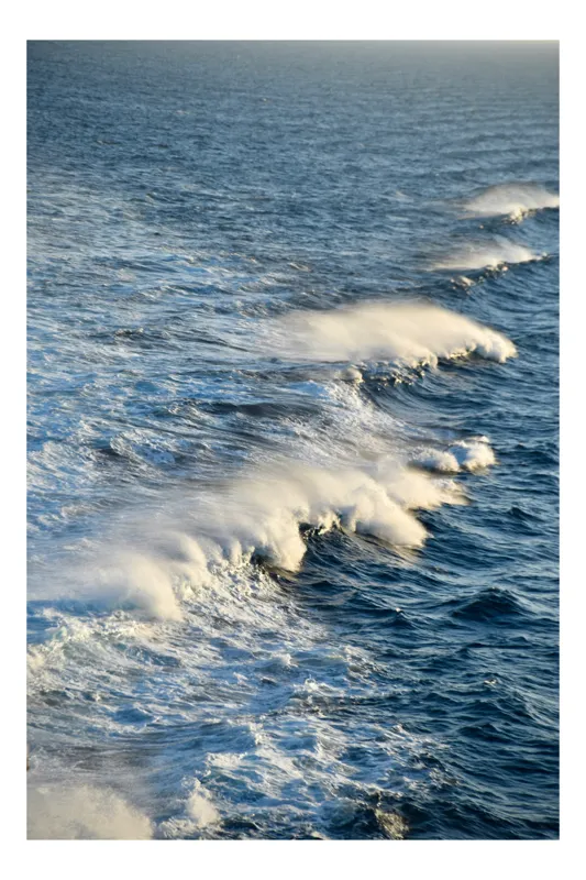 Tablou Canvas, "Valurile spumoase ale mării albastre", Vânt, Valuri, Ocean, Spumă, Albastru, Orizont, Natură, Energie, Apă, Mișcare, 50 x 90 cm