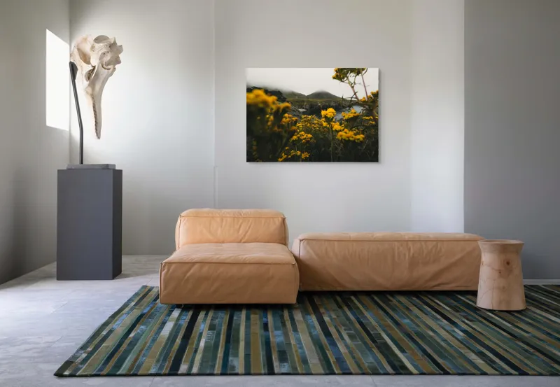 Tablou Canvas, "Galbenul florilor sub cerul noros", Flori, Galbene, Peisaj, Nori, Deal, Vegetație, Apă, Natură., 100 x 70 cm – poza 7