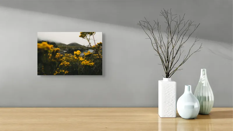 Tablou Canvas, "Galbenul florilor sub cerul noros", Flori, Galbene, Peisaj, Nori, Deal, Vegetație, Apă, Natură., 39 x 26 cm – poza 8
