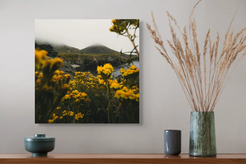 Tablou Canvas, "Galbenul florilor sub cerul noros", Flori, Galbene, Peisaj, Nori, Deal, Vegetație, Apă, Natură., 50 x 50 cm – poza 4