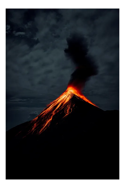 Tablou Canvas, "Erupția spectaculoasă a vulcanului noaptea", Erupție, Foc, Intensitate, Noapte, Spectacol, Natură, Putere, Lumină, Cenușă, Nor, Magmă, Dramatic, Energie, Munte., 70 x 100 cm