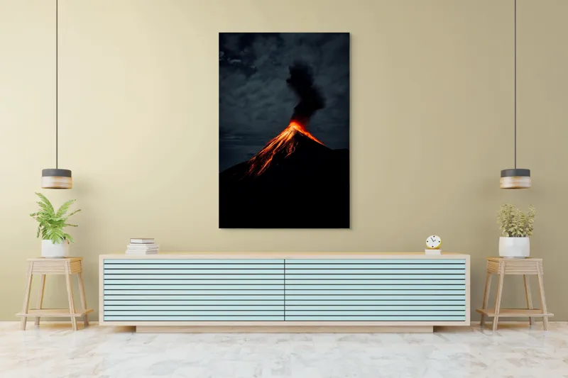 Tablou Canvas, "Erupția spectaculoasă a vulcanului noaptea", Erupție, Foc, Intensitate, Noapte, Spectacol, Natură, Putere, Lumină, Cenușă, Nor, Magmă, Dramatic, Energie, Munte., 100 x 150 cm – poza 4