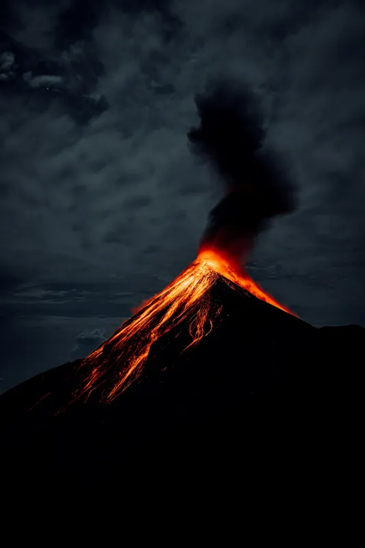 Tablou Canvas, "Erupția spectaculoasă a vulcanului noaptea", Erupție, Foc, Intensitate, Noapte, Spectacol, Natură, Putere, Lumină, Cenușă, Nor, Magmă, Dramatic, Energie, Munte., 100 x 150 cm – poza 2