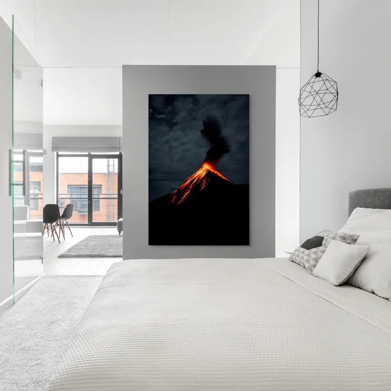 Tablou Canvas, "Erupția spectaculoasă a vulcanului noaptea", Erupție, Foc, Intensitate, Noapte, Spectacol, Natură, Putere, Lumină, Cenușă, Nor, Magmă, Dramatic, Energie, Munte., 100 x 150 cm – poza 5