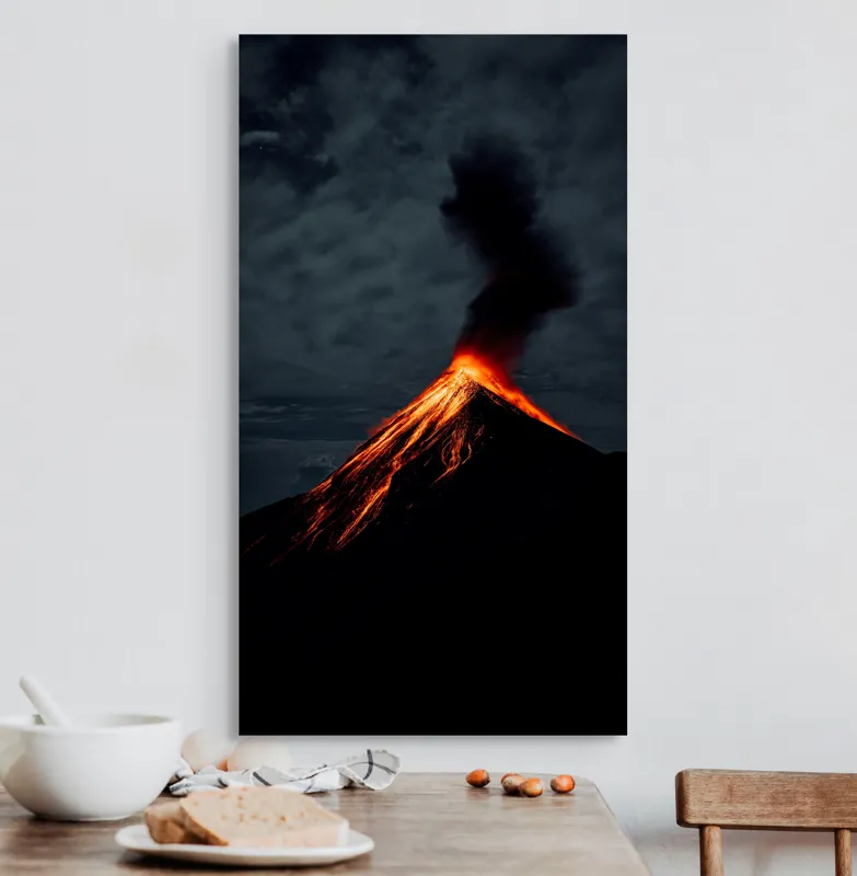 Tablou Canvas, "Erupția spectaculoasă a vulcanului noaptea", Erupție, Foc, Intensitate, Noapte, Spectacol, Natură, Putere, Lumină, Cenușă, Nor, Magmă, Dramatic, Energie, Munte., 50 x 90 cm – poza 3