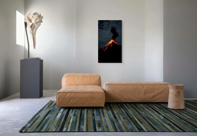 Tablou Canvas, "Erupția spectaculoasă a vulcanului noaptea", Erupție, Foc, Intensitate, Noapte, Spectacol, Natură, Putere, Lumină, Cenușă, Nor, Magmă, Dramatic, Energie, Munte., 50 x 90 cm – poza 5