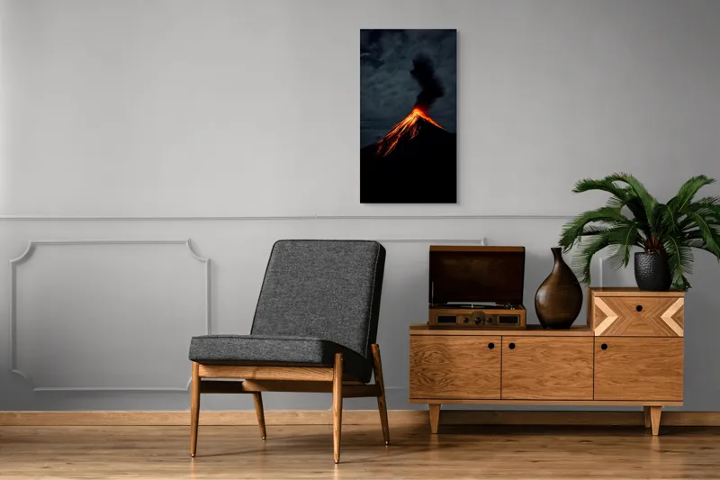 Tablou Canvas, "Erupția spectaculoasă a vulcanului noaptea", Erupție, Foc, Intensitate, Noapte, Spectacol, Natură, Putere, Lumină, Cenușă, Nor, Magmă, Dramatic, Energie, Munte., 50 x 90 cm – poza 8