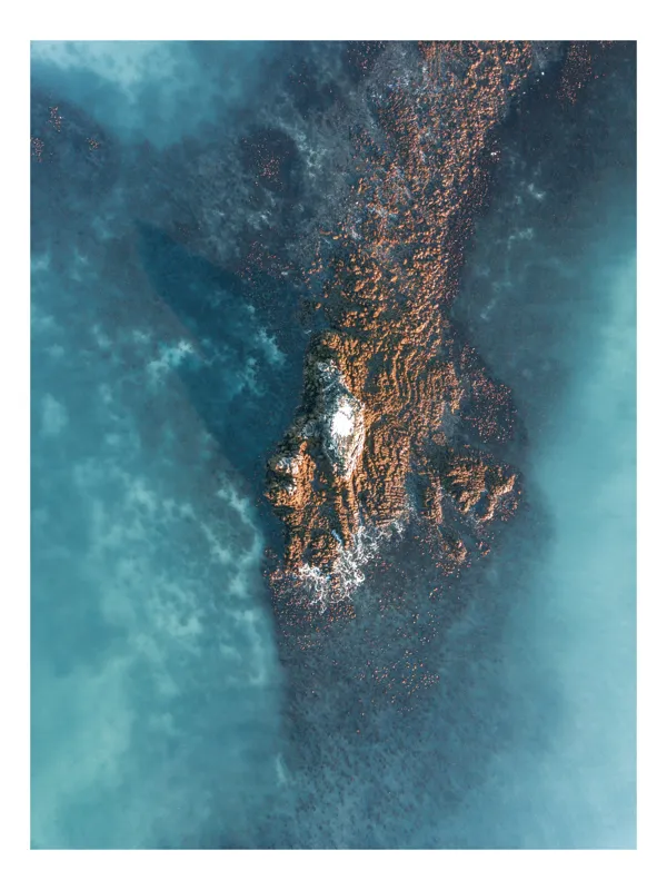 Tablou Canvas, "Insula Tăcută în Oceanul Albastru", Turcoaz, Stâncă, Valuri, Nisip, Apă, Textură, Contrast, Ocean, Umbre, Natură, 50 x 90 cm
