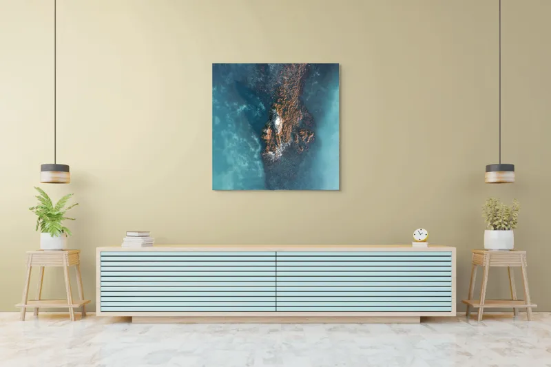 Tablou Canvas, "Insula Tăcută în Oceanul Albastru", Turcoaz, Stâncă, Valuri, Nisip, Apă, Textură, Contrast, Ocean, Umbre, Natură, 100 x 100 cm – poza 5