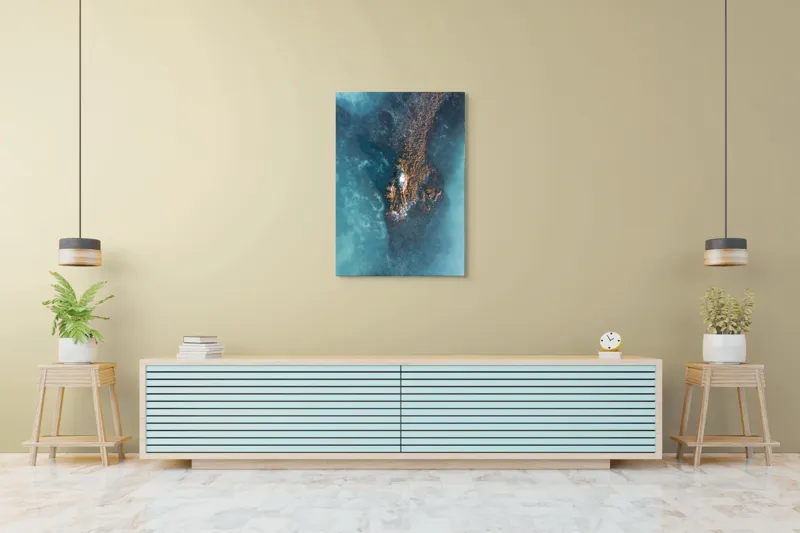 Tablou Canvas, "Insula Tăcută în Oceanul Albastru", Turcoaz, Stâncă, Valuri, Nisip, Apă, Textură, Contrast, Ocean, Umbre, Natură, 70 x 100 cm – poza 5