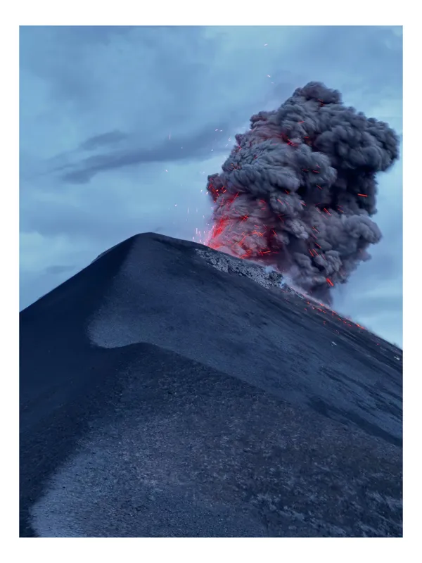 Tablou Canvas, "Erupția puternică a vulcanului în noapte", Nor, Erupție, Cenușă, Lavă, Cer, Vatră, Pante, Roșu, Fum, Dramatic, 100 x 100 cm