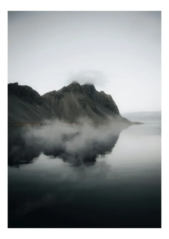 Tablou Canvas, "Reflecții Pierdute în Liniștea Muntelui", Nor, Munte, Reflecție, Liniște, Natură, Calm, Abur, Serenitate, 26 x 39 cm
