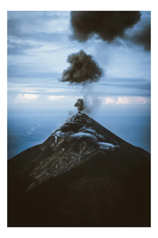 Tablou Canvas, "Norii de fum ai vulcanului treaz", Nor, Erupție, Vulcan, Fum, Cer, Intensitate, Natură, Dramatic, Peisaj, Stâncos, 50 x 50 cm