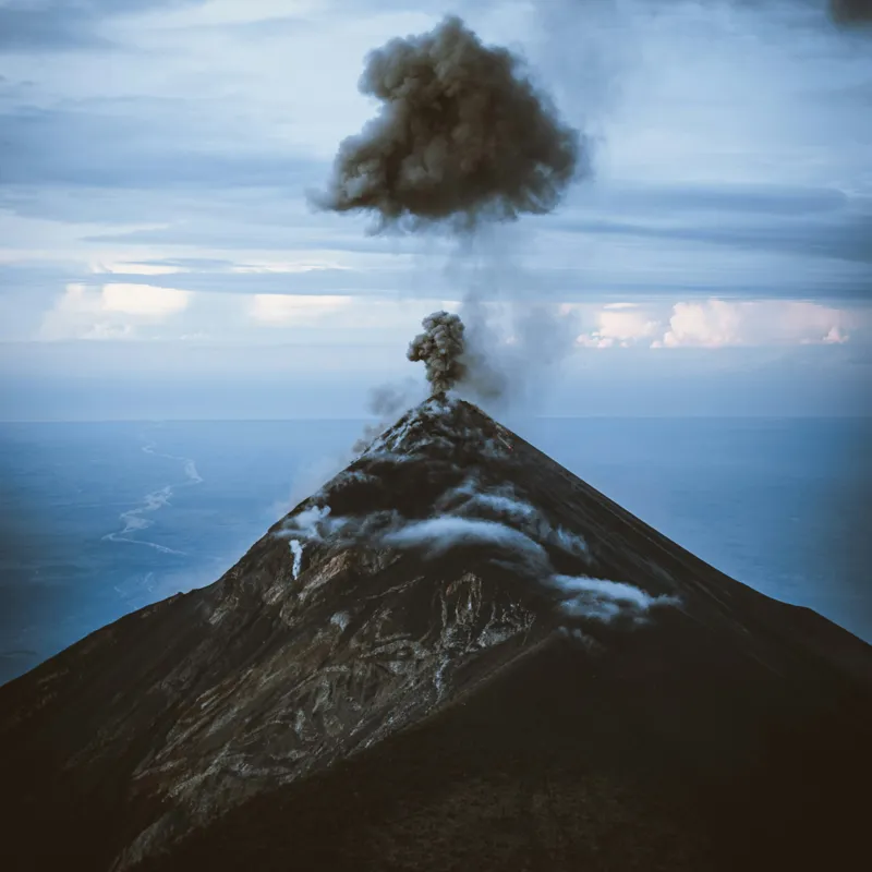 Tablou Canvas, "Norii de fum ai vulcanului treaz", Nor, Erupție, Vulcan, Fum, Cer, Intensitate, Natură, Dramatic, Peisaj, Stâncos, 100 x 100 cm – poza 2