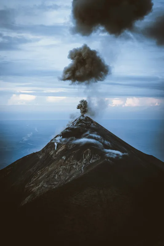 Tablou Canvas, "Norii de fum ai vulcanului treaz", Nor, Erupție, Vulcan, Fum, Cer, Intensitate, Natură, Dramatic, Peisaj, Stâncos, 26 x 39 cm – poza 2