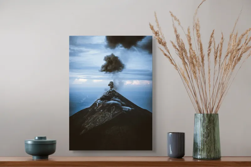 Tablou Canvas, "Norii de fum ai vulcanului treaz", Nor, Erupție, Vulcan, Fum, Cer, Intensitate, Natură, Dramatic, Peisaj, Stâncos, 39 x 54 cm – poza 3