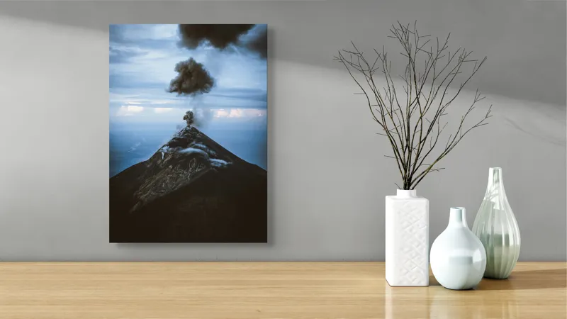 Tablou Canvas, "Norii de fum ai vulcanului treaz", Nor, Erupție, Vulcan, Fum, Cer, Intensitate, Natură, Dramatic, Peisaj, Stâncos, 39 x 54 cm – poza 4