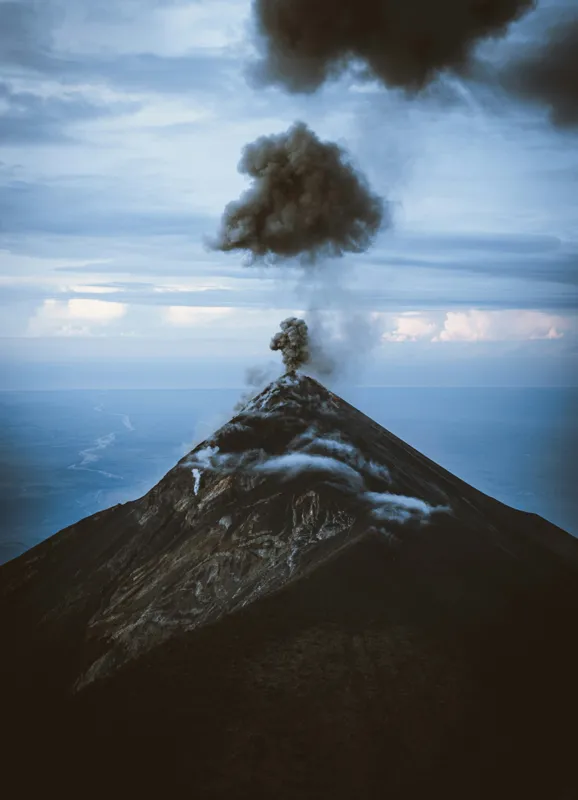 Tablou Canvas, "Norii de fum ai vulcanului treaz", Nor, Erupție, Vulcan, Fum, Cer, Intensitate, Natură, Dramatic, Peisaj, Stâncos, 39 x 54 cm – poza 2