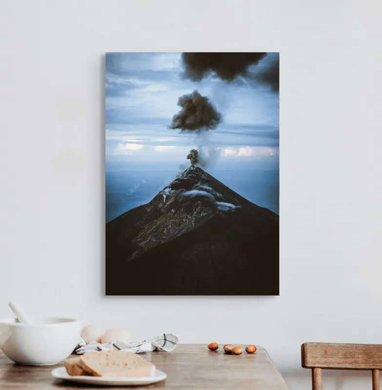 Tablou Canvas, "Norii de fum ai vulcanului treaz", Nor, Erupție, Vulcan, Fum, Cer, Intensitate, Natură, Dramatic, Peisaj, Stâncos, 50 x 70 cm – poza 3