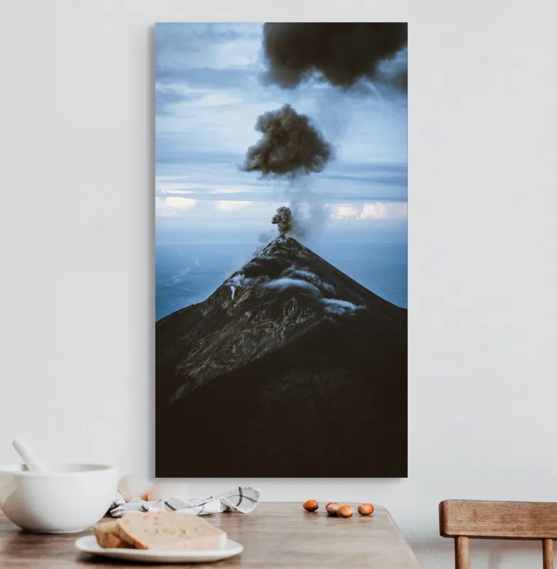 Tablou Canvas, "Norii de fum ai vulcanului treaz", Nor, Erupție, Vulcan, Fum, Cer, Intensitate, Natură, Dramatic, Peisaj, Stâncos, 50 x 90 cm – poza 3