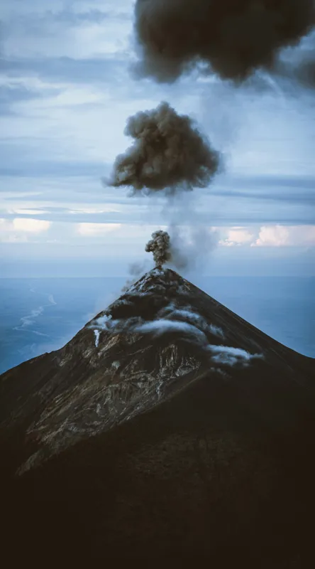 Tablou Canvas, "Norii de fum ai vulcanului treaz", Nor, Erupție, Vulcan, Fum, Cer, Intensitate, Natură, Dramatic, Peisaj, Stâncos, 50 x 90 cm – poza 2