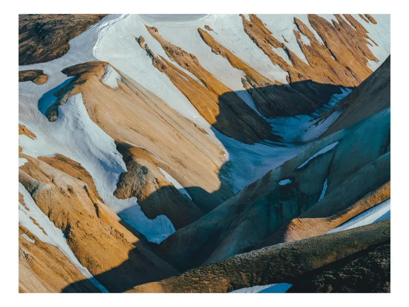 Tablou Canvas, "Vâlceaua misterioasă de culori naturale", Pământ, Montan, Contrast, Zăpadă, Umbră, Peisaj, Teren, Culori, Texturi, 54 x 39 cm