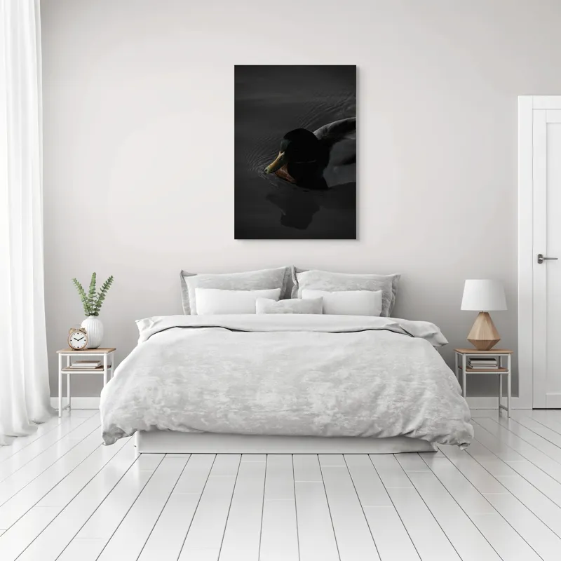 Tablou Canvas, "Rata plutind pe apă întunecată", Rață, Întuneric, Reflecție, Apă, Solitudine, 70 x 100 cm – poza 3