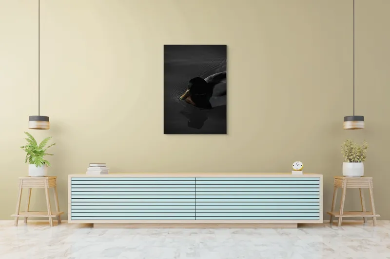 Tablou Canvas, "Rata plutind pe apă întunecată", Rață, Întuneric, Reflecție, Apă, Solitudine, 70 x 100 cm – poza 5