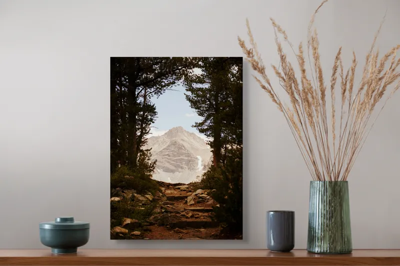 Tablou Canvas, "Peisaj montan ascuns prin pădurea deasă", Munte, Cer, Copaci, Potecă, Roci, Vegetație, Natură, Priveliște, Tranquilitate, Aventură., 39 x 54 cm – poza 3