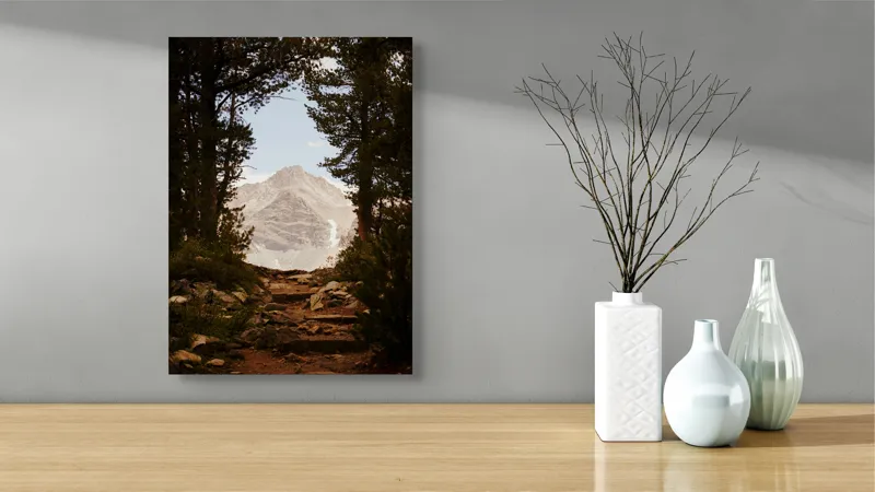 Tablou Canvas, "Peisaj montan ascuns prin pădurea deasă", Munte, Cer, Copaci, Potecă, Roci, Vegetație, Natură, Priveliște, Tranquilitate, Aventură., 39 x 54 cm – poza 4