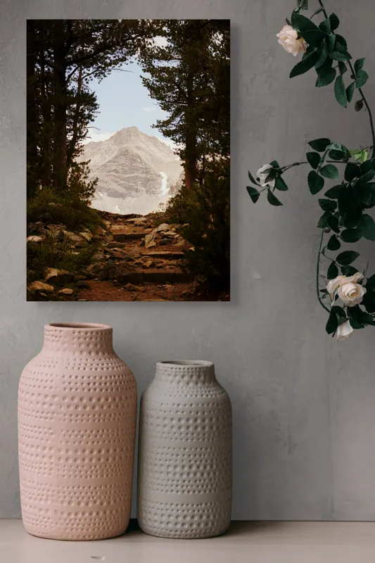Tablou Canvas, "Peisaj montan ascuns prin pădurea deasă", Munte, Cer, Copaci, Potecă, Roci, Vegetație, Natură, Priveliște, Tranquilitate, Aventură., 39 x 54 cm – poza 6