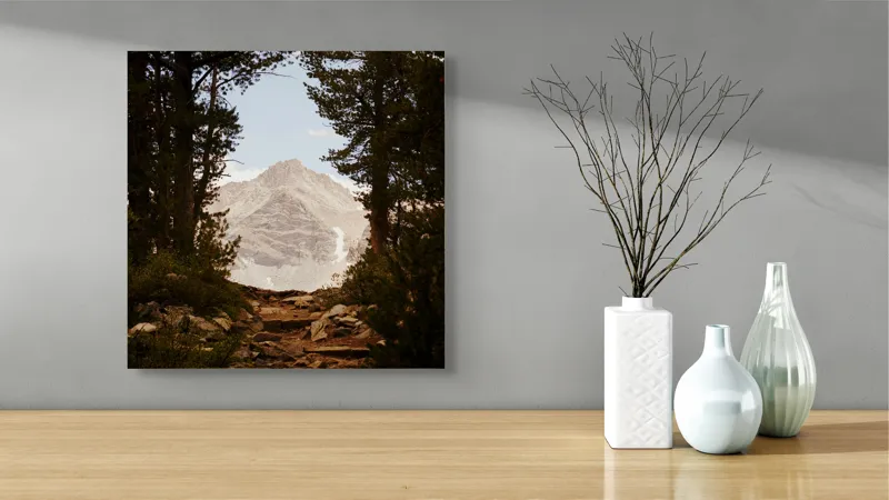 Tablou Canvas, "Peisaj montan ascuns prin pădurea deasă", Munte, Cer, Copaci, Potecă, Roci, Vegetație, Natură, Priveliște, Tranquilitate, Aventură., 50 x 50 cm – poza 3