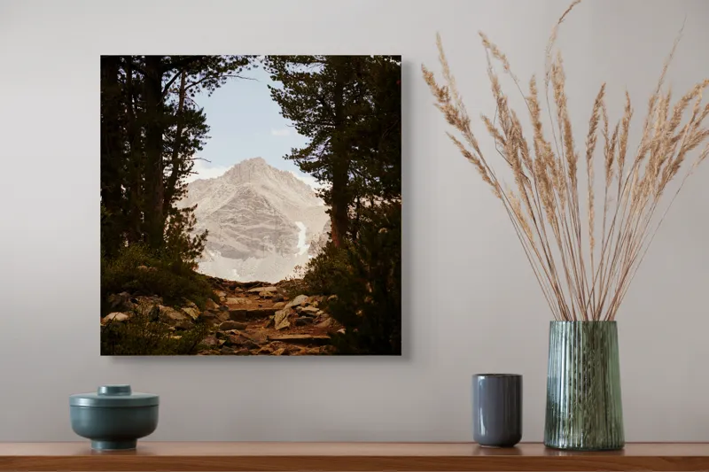 Tablou Canvas, "Peisaj montan ascuns prin pădurea deasă", Munte, Cer, Copaci, Potecă, Roci, Vegetație, Natură, Priveliște, Tranquilitate, Aventură., 50 x 50 cm – poza 4