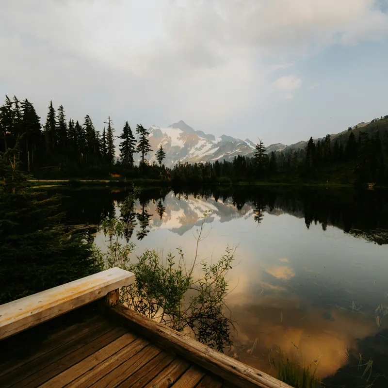 Tablou Canvas, "Reflecțiile liniștite ale naturii montane", Natură, Reflecție, Munte, Lac, Cer, Copaci, Apus, Tranquilitate, Peisaj, Frumusețe, 100 x 100 cm – poza 2