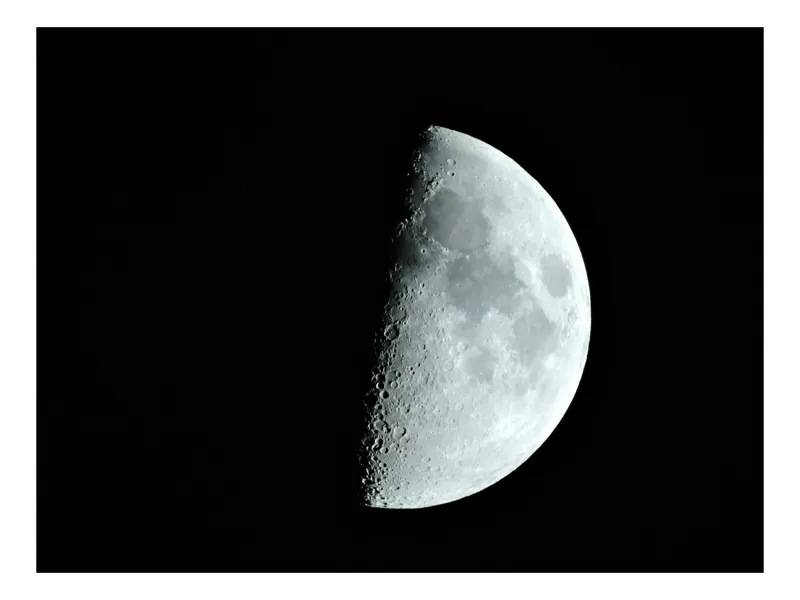 Tablou Canvas, "Luna în jumătatea nopții tacite", Mister, Lumină, Cratere, Liniște, Cer, Spațiu, Înalt, Fascinație, Taină, 54 x 39 cm