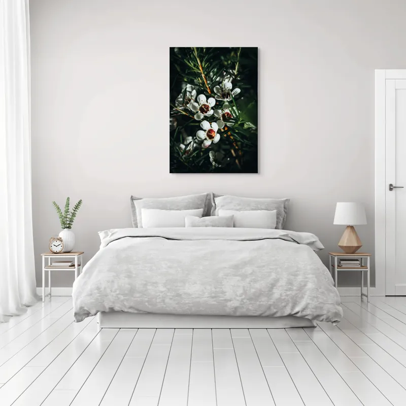 Tablou Canvas, "Flori albe în lumina umbrei", Flori, Albe, Frunze, Verde, Natura, Detalii, Lumina, Umbre, 70 x 100 cm – poza 3
