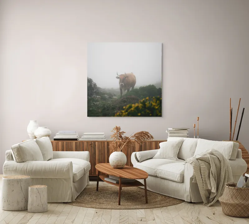 Tablou Canvas, "Vaca rătăcită printre ceață și flori", Nor, Vacă, Ceață, Munți, Vegetație, Ploaie, Natură, Melancolie, 100 x 100 cm – poza 3