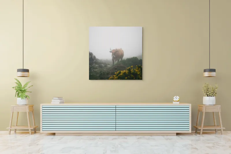 Tablou Canvas, "Vaca rătăcită printre ceață și flori", Nor, Vacă, Ceață, Munți, Vegetație, Ploaie, Natură, Melancolie, 100 x 100 cm – poza 5