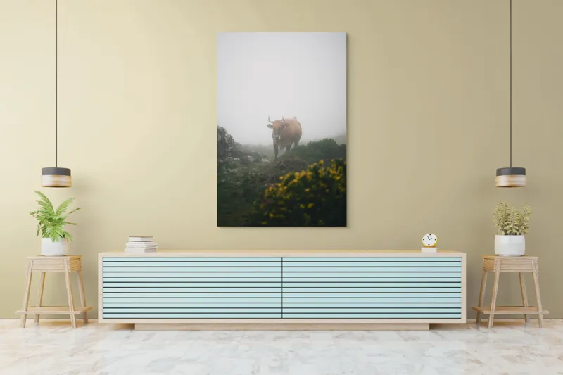 Tablou Canvas, "Vaca rătăcită printre ceață și flori", Nor, Vacă, Ceață, Munți, Vegetație, Ploaie, Natură, Melancolie, 100 x 150 cm – poza 4