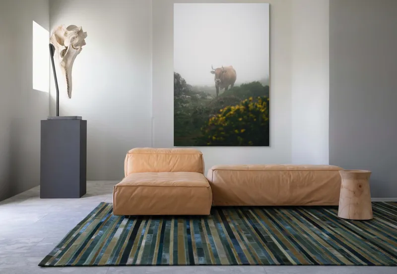 Tablou Canvas, "Vaca rătăcită printre ceață și flori", Nor, Vacă, Ceață, Munți, Vegetație, Ploaie, Natură, Melancolie, 100 x 150 cm – poza 7