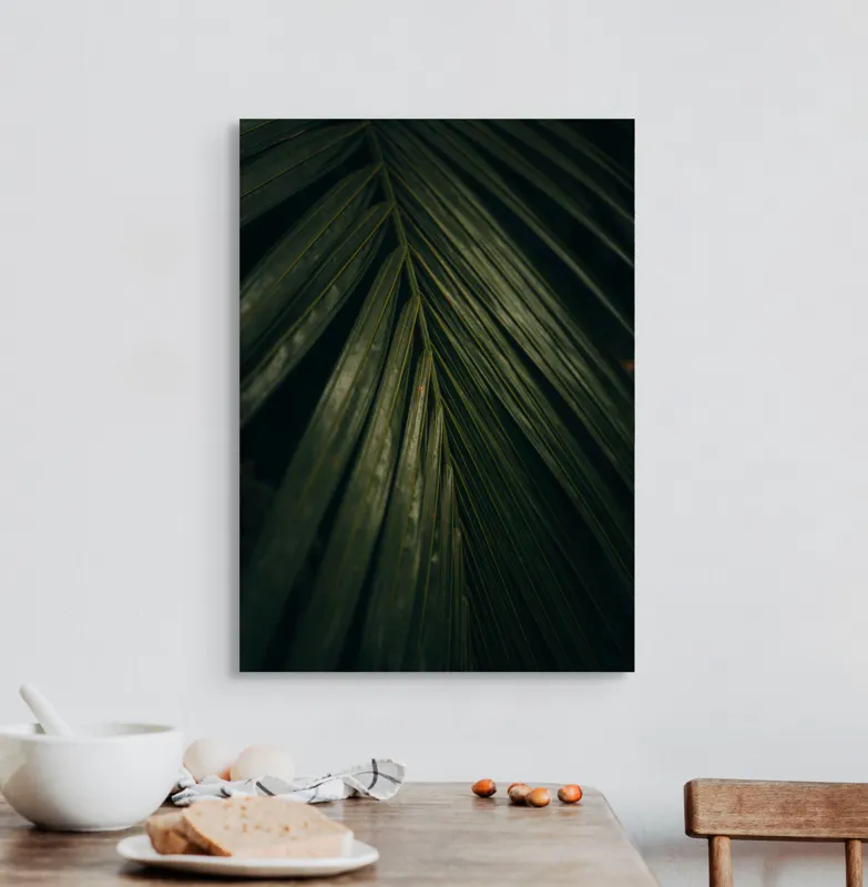 Tablou Canvas, "Frunza enigmatică în întunericul pădurii", Frunze, Verzi, Palmier, Textură, Natură, Organic, Întunecat, Frunziș, 50 x 70 cm – poza 3